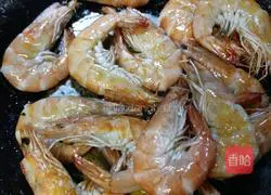 Illustration of how to make braised prawns for a prosperous Chinese New Year 6