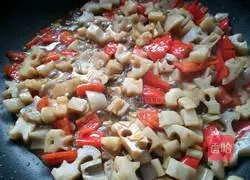 Illustration of making diced lotus root in oyster sauce 10