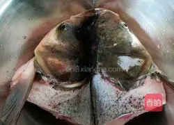 Illustration of how to make fish head cakes 1