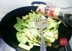 Illustration of how to make potato stewed with green beans 5