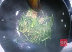 Illustration of how to stir-fry sausages with garlic sprouts 6