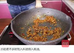 Illustration of how ants climb a tree 5