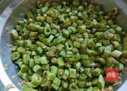Illustration of how to make steamed dumplings with spiced green beans 6