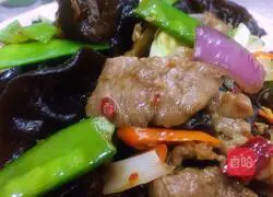 Illustration of how to make three-color fungus meat slices with pickled pepper 20