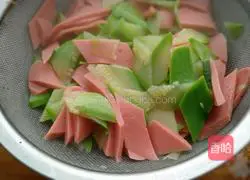 Illustration of how to make fried zucchini with ham sausage 4