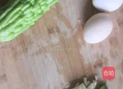 Illustration of how to make bitter melon and scrambled eggs 1