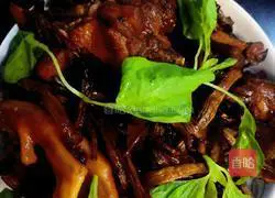 Illustration of how to make stir-fried old duck, tea tree mushrooms 7