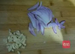 Illustration of how to stir-fry sausages with green peppers 3