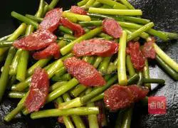 Illustration of how to make fried sausage with garlic sprouts 7