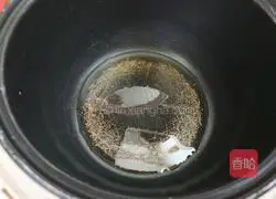 Illustration of how to cook salt-baked chicken in rice cooker 4