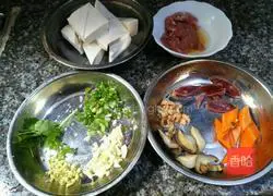 Illustration of how to make mushroom, shrimp and tofu stew 1