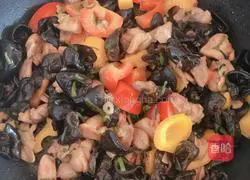 Illustration of how to stir-fry diced chicken with fungus 8