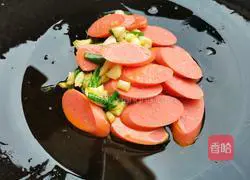 Illustration of how to make fried ham with broccoli and fungus 5