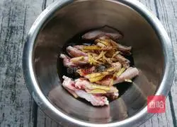 Illustration of how to make steamed chicken wings and enoki mushrooms 6