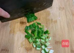 Illustration of the method of braised pork ribs with cowpeas in casserole 3