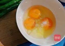 Illustration of how to make fried eggs with pepper 2