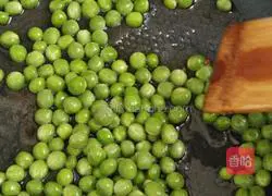 Illustration of how to make fried peas and steak 6