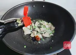 Illustration of how to make stir-fried meat with watermelon rind 7