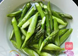 Illustration of how to make fried asparagus with sausage 1