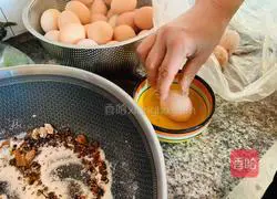 Super delicious five-spice salted egg recipe illustration 3