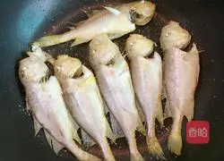 Illustration of how to make fried small yellow croaker 4