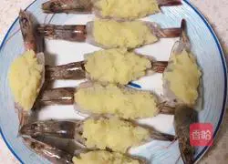 Illustration of how to make mashed potato and cheese baked shrimp 5