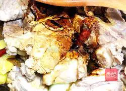 Illustration of how to stew the bone with straw mushrooms 4