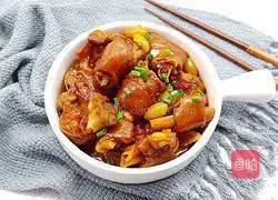 Illustration of how to make braised lamb trotters with ginkgo and nourishing vegetables in winter 4