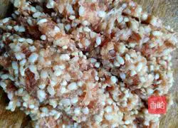 Illustration of making glutinous rice meatballs 3