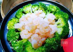 Illustration of how to make steamed shrimps with broccoli 5