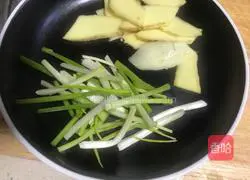 Illustration of how to stir-fry the Holy Son with green onion and ginger 2