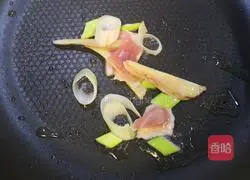 Illustration of how to make stir-fried cowpeas and meat 5