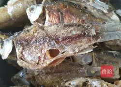 Illustration of how to make crispy crucian carp 3