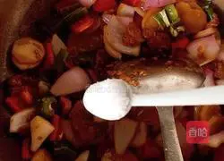 Illustration of how to make onion and potato slices 17