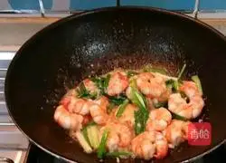Illustration of how to make nutritious and delicious fried shrimps with green onion 5