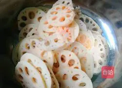Illustration of how to make fried lotus root slices with meat 1
