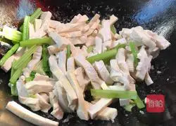 Stir-fried shredded pork with dried celery and fragrant seeds Illustration of how to do it 11