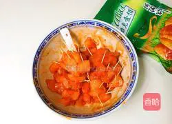 Illustration of how to make white sesame toothpick meat 8