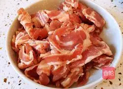 Illustration of how to make cumin mutton 1