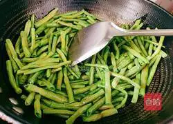 Illustration of how to cook long beans with pork 9