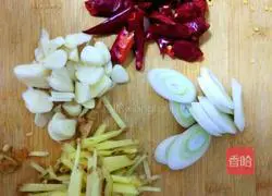 Illustration of how to make fried pork with celery 2