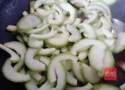 Illustration of how to make zucchini and fried pork slices 7