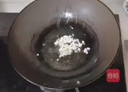 Illustration of how to make American ham and stir-fried vegetable roots 5