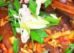 Illustration of how to make stir-fried duck blood with kimchi 8