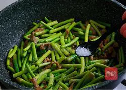 Illustration of how to stir-fry shredded pork with garlic moss 12