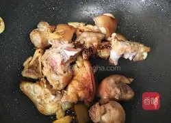 Illustration of the method of braised pig's feet with soybeans 13