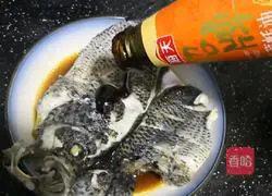 Illustration of how to make scallion oil fish 4