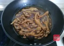 Illustration of how to make peanut stewed chicken feet 12