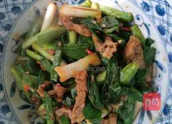 Illustration of how to stir-fry pork with garlic sprouts 4