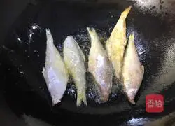 Illustration of how to make dry-fried white-scaled fish 6